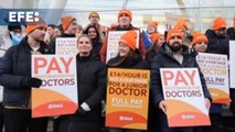 Médicos residentes en Inglaterra secundan un paro de 72 horas en demanda de mejora salarial