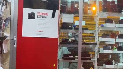 Vídeo del impactante atraco a una tienda de fotografía de Valencia: rompen el cristal con la tienda llena