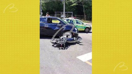 Motociclista bate cabeça contra para-brisa de carro e fica gravemente ferido em acidente no Capão da Imbuia