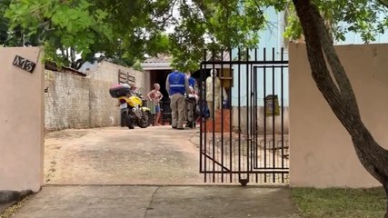 Idosa fica ferida ao escorregar no piso de casa