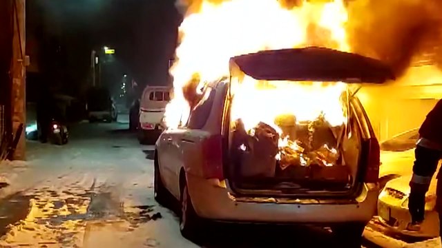 서울 신정동 주택가에서 차량 화재...다친 사람 없어 / YTN