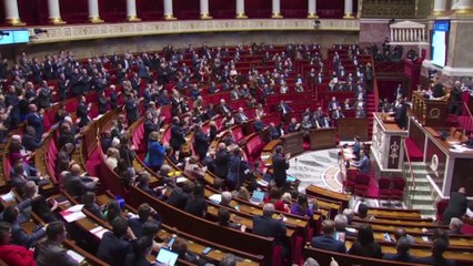 هزة سياسية في فرنسا بعد إقرار قانون الهجرة المتشدد.. وماكرون يواجه الشارع مجددا