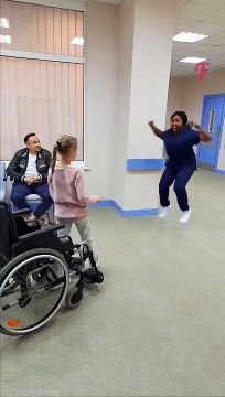 Engelli kızın yürüdüğü anlara hemşirenin sevinci gündem oldu