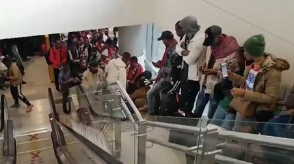 Así es la crítica situación de migrantes en Aeropuerto El Dorado de Bogotá