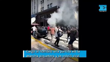 Cargó al hombro una parrilla en la marcha piquetera y se volvió viral