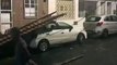 VÍDEO: Teto de casa desaba em cima de carro no final de linha de São Gonçalo do Retiro após fortes chuvas em Salvador