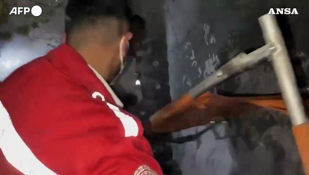 Attacco Israele su Khan Yunis, palestinesi cercano sopravvissuti tra le macerie
