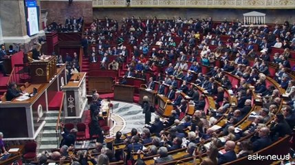 La Francia approva la legge sui migranti che piace all'estrema destra di Le Pen