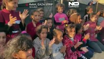 نوای عود در میانه جنگ غزه؛ دختری برای کودکان آواره فلسطینی موسیقی می‌نوازد