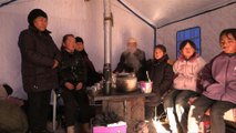 Sobrevivientes del terremoto en China se enfrentan al frío