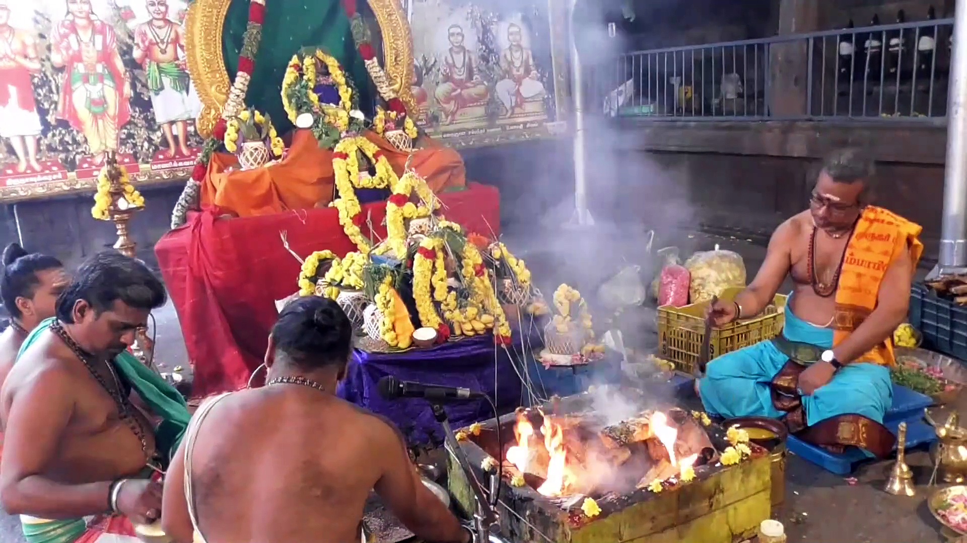 சனி பெயர்ச்சி; வேலூர் ஜலகண்டேஸ்வரர் ஆலயத்தில் சிறப்பு பூஜை - திரளான பக்தர்கள் பங்கேற்பு