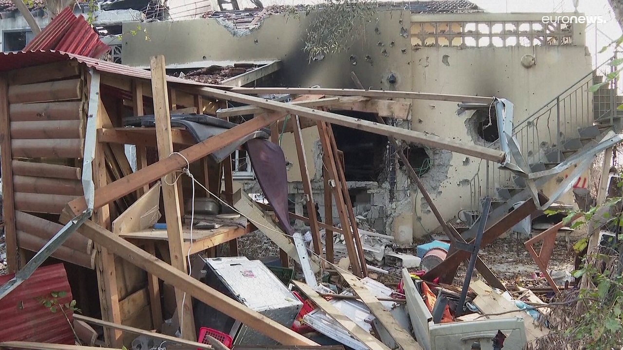 شاهد: مطالبين بالإفراج عن ذويهم.. رهائن أفرجت عنهم حماس يعودون إلى كيبوتس بيري