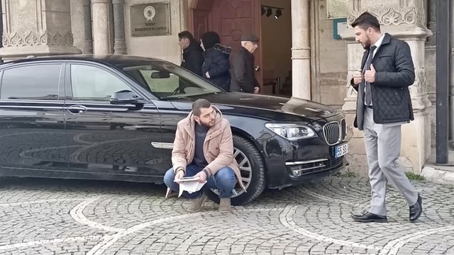 Hastalanınca işten atıldı AKP'li başkanın aracının önünde eylem yaptı