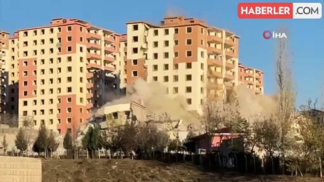 Kahramanmaraş'ta ağır hasarlı binalar dinamitle yıkılıyor