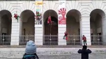 Ancona, Babbo Natale si cala dal tetto del teatro delle Muse