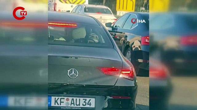 TEM Otoyolu'nda dehşet anları: Eşini çocuğunun yanında darbetti