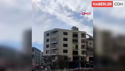 Gaziantep'te depremde ağır hasar alan bina yıkım sırasında çöktü