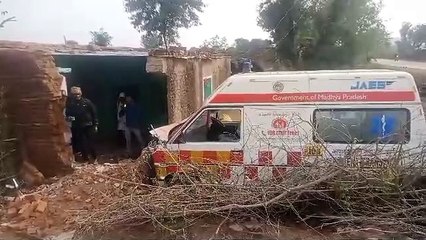 आधी रात को दीवार तोडक़र घर में घुसी 108 एंबुलेंस