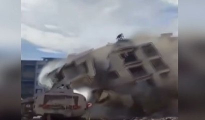 Ağır hasarlı 6 katlı bina, yıkılırken çöktü