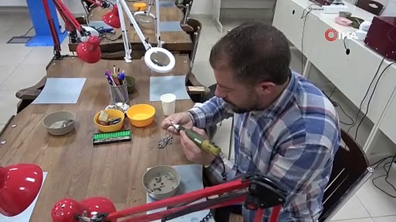 Yıllarca yöre halkı tarafından çıra olarak yakılan 'Kehribar' işlenerek ülke ekonomisine katkı sağlıyor