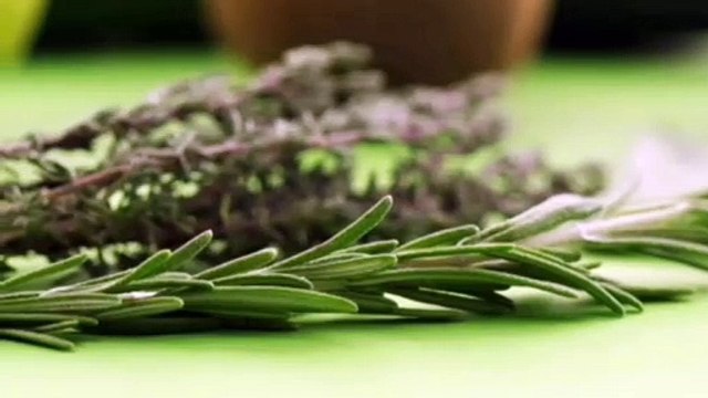 4 خلطات تساعد على تطويل الشعر وأهمها زيت إكليل الجبل للشعر _ rosemary oil for hair growth