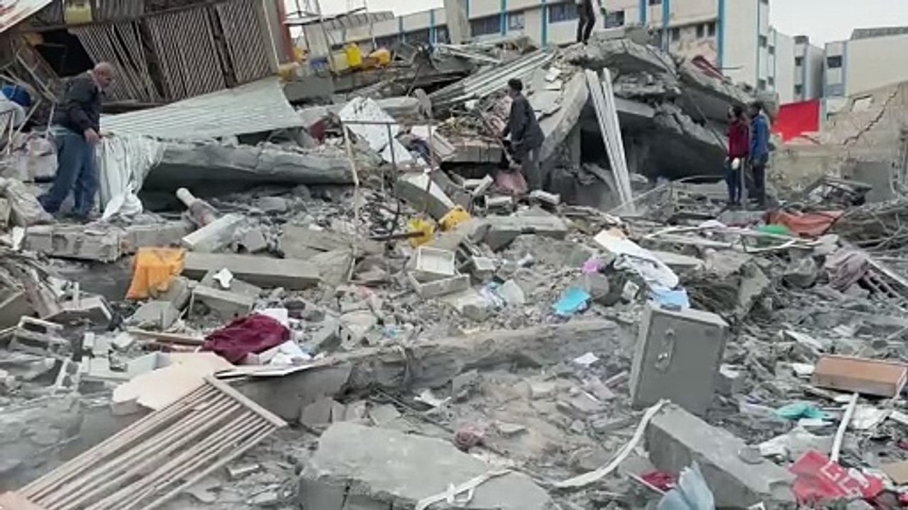 فلسطينيون يبحثون عن ملابس ومتعلقات بين الأنقاض في رفح