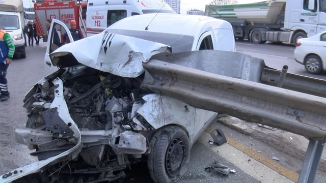 İstanbul'da hafif ticari araç bariyerlere ok gibi saplandı