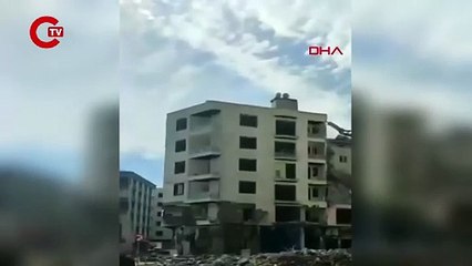 Saniye saniye kaydedildi... Depremde ağır hasar alan bina, yıkılırken çöktü!