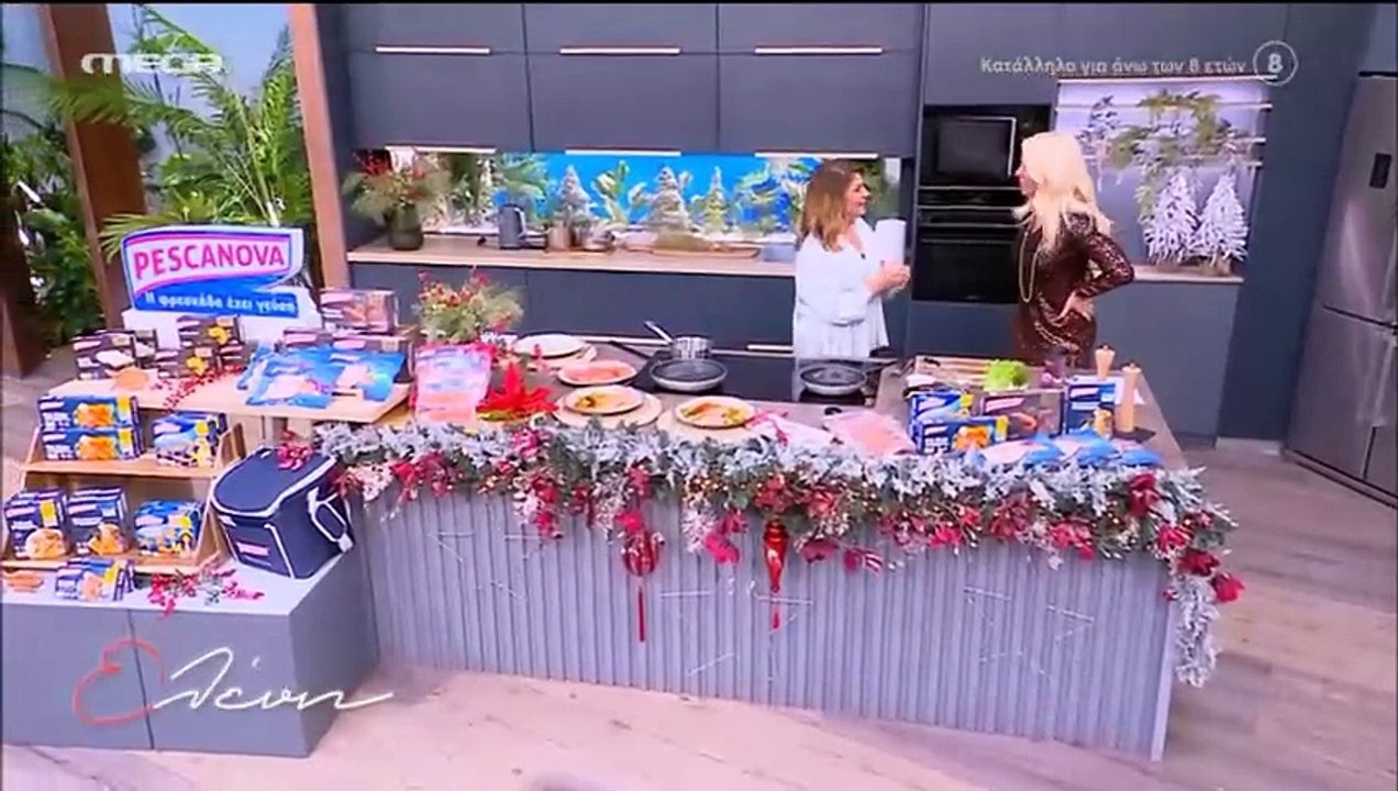 Το λαμέ φόρεμα της Μενεγάκη & η γκάφα της Μπαρμ...