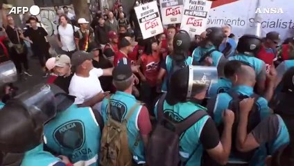 Proteste in Argentina contro il mega-decreto del presidente Milei