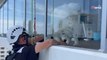 Ils lavent les vitres d'un immeuble : une boule blanche sur la terrasse fonce sur eux et ils éclatent de rire (vidéo)