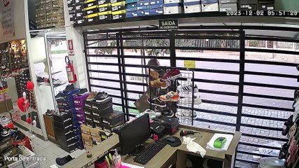 Câmera flagra momento exato de furto audacioso em loja