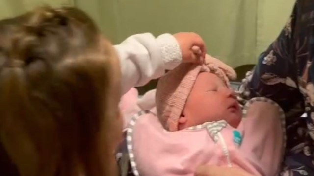 Toddler adorably unlocks her 'big sister' mode during wholesome 1st interaction with baby sister