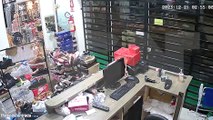 Câmera registra momento em que ladrões estouram vidraça de loja de calçados no Cascavel Velho
