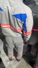 Operários de empresa de energia elétrica repudiam cliente após agressão a colega