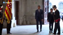 Sánchez vuelve a hacer la reverencia a la bandera catalana ante Aragonès