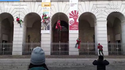 Ancona, Babbo Natale e gli elfi si calano dalle Muse