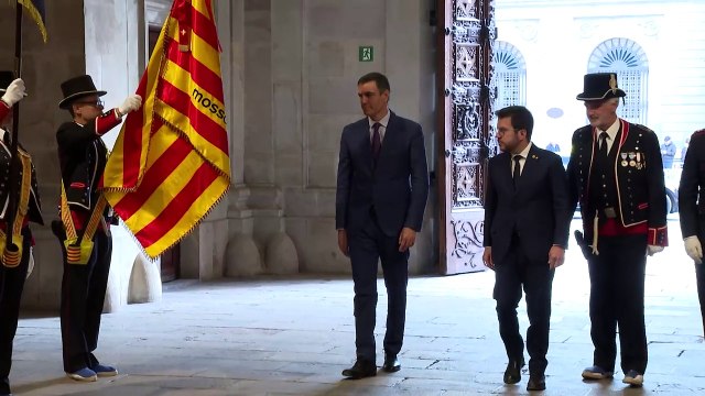 Abuchean a Sánchez y Aragonès a su llegada al Palau de la Generalitat para reunirse / EP