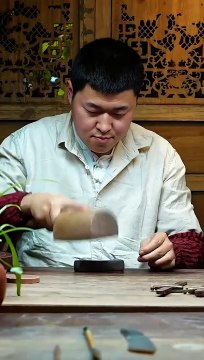 Chinese Zisha pot making process,Because it is purely handmade, the price of purple clay teapots is very expensive. Zisha teapots are a luxury item that Chinese people like very much.(紫砂壶) Zisha teapots, also known as 'Yi