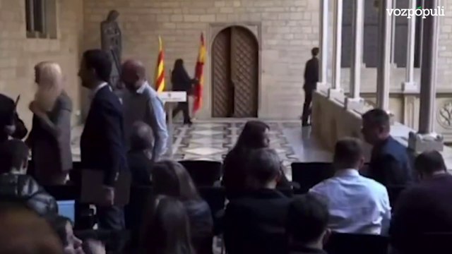 Retiran la bandera de España entre las comparecencias de Sánchez y Aragonès en el Palau de la Generalitat