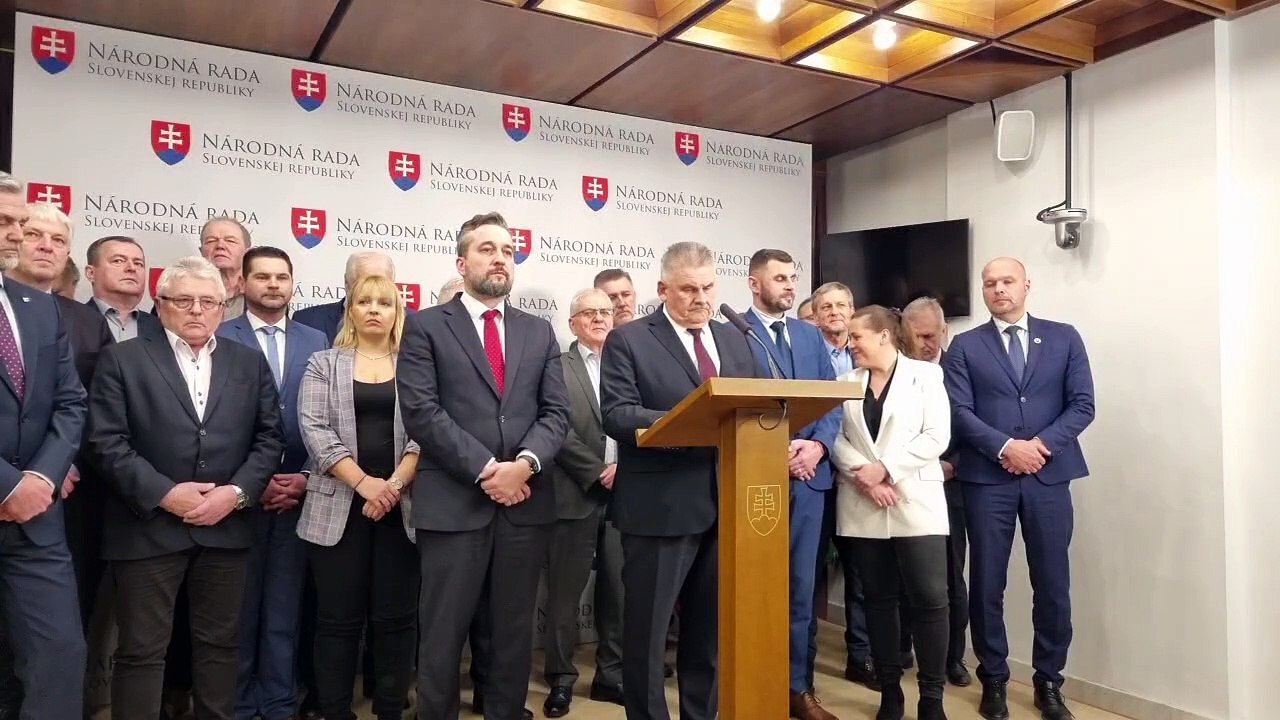 ZÁZNAM: Smer-SD vyzval strany okrem hnutia Slovensko riešiť efektivitu rokovania