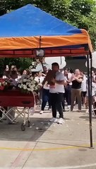 Padre baila el vals con retrato de su hija muerta
