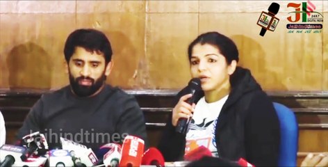 "I Quit": Sakshi Malik "Hangs Up Boots" | ओलिंपिक मेडलिस्ट साक्षी मलिक ने कुश्ती छोड़ी