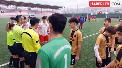 Samsun Alman Spor Akademisi Takımı, hakemlere çiçek vererek sporda şiddete hayır mesajı verdi