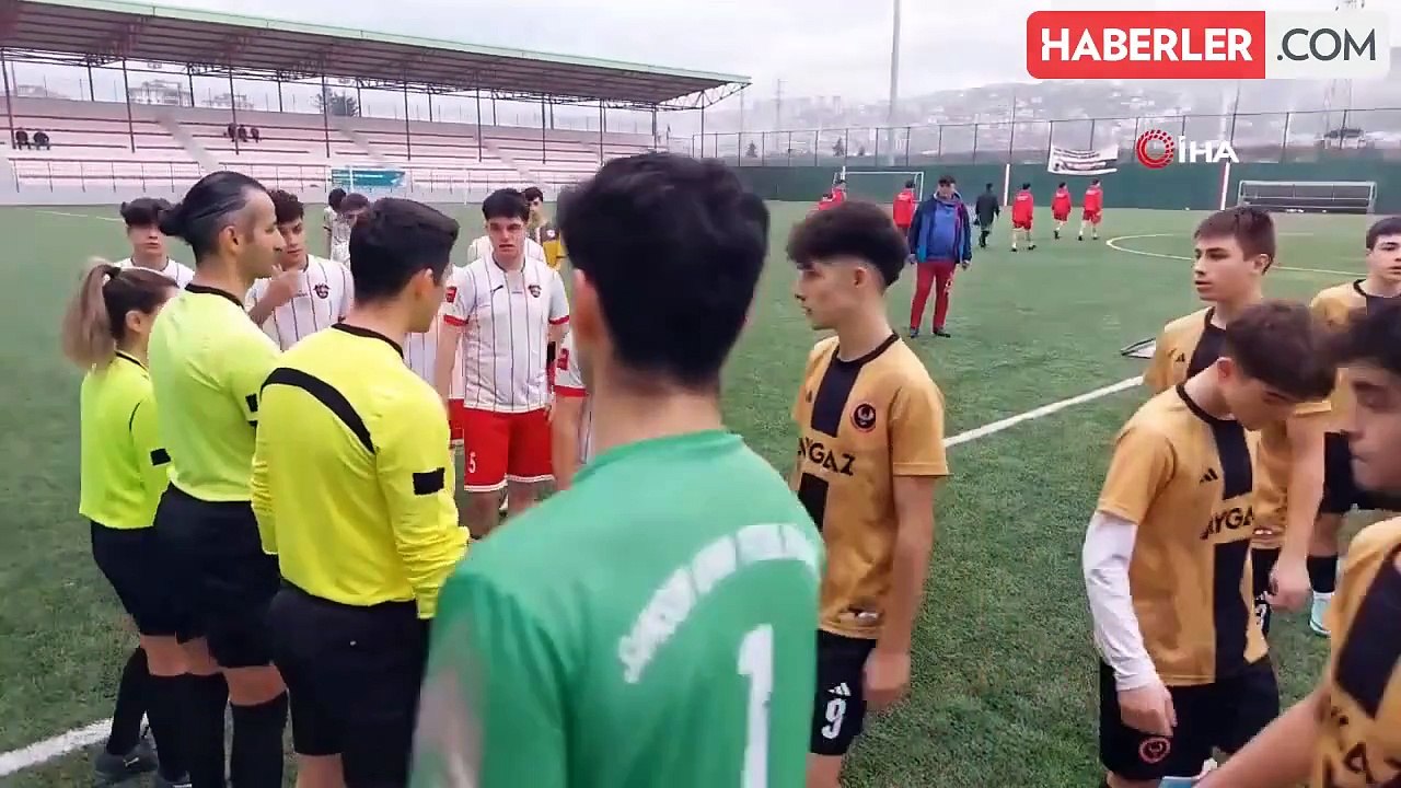 Samsun Alman Spor Akademisi Takımı, hakemlere çiçek vererek sporda şiddete hayır mesajı verdi