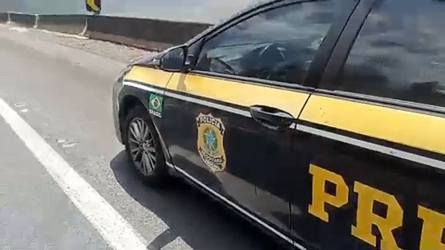 Caminhão com carga de isqueiros tomba, provoca incêndio e interdita BR-116, em Campina Grande do Sul