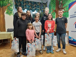 Koszykarki Energi Polski Cukier odwiedziły z prezentami dom dziecka