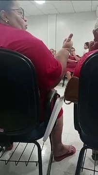 Mana Santos, líder comunitária da Terra Prometida, fala durante audiência sobre direitos humanos