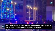 Abucheos y gritos de ¡fuera! a Sánchez a su llegada a un acto de la Presidencia europea con el Rey