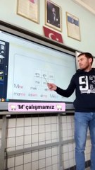 Minik kuzucuklar okumayı öğreniyor 